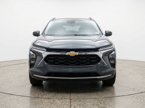 Used 2025 Chevrolet Trax LT w/ LT Convenience Package image 2