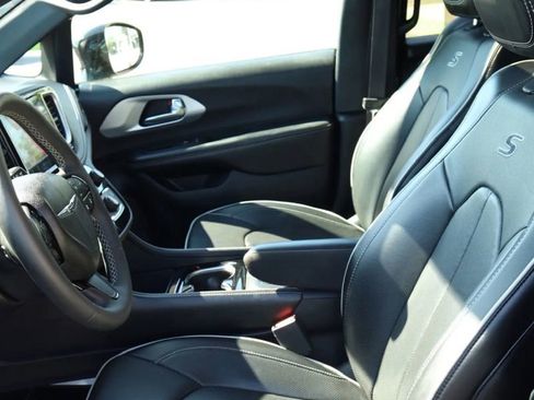 Used 2025 Chrysler Pacifica Limited FWD image 13