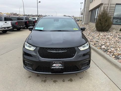 New 2026 Chrysler Pacifica Select w/ S Appearance Package image 2