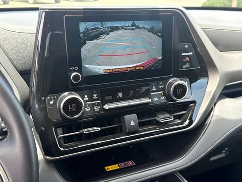 Used 2025 Toyota Highlander XLE FWD image 21