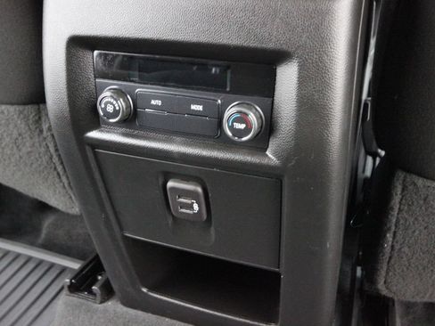 Used 2023 Chevrolet Traverse LT FWD image 28