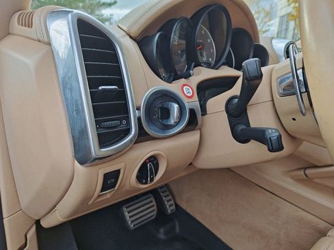 Used 2016 Porsche Cayenne S image 17