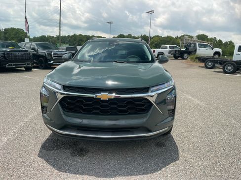 Used 2025 Chevrolet Trax LT FWD image 2