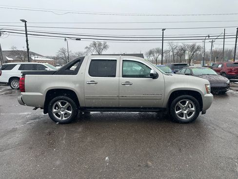 Used 2007 Chevrolet Avalanche LT w/ LT Preferred Equipment Group image 8