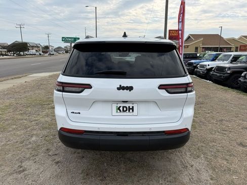 Used 2024 Jeep Grand Cherokee L Laredo image 6