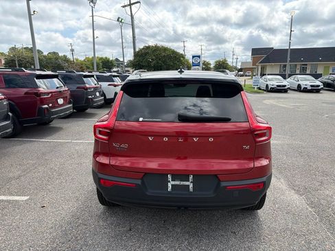 Used 2021 Volvo XC40 T4 R-Design w/ Climate Package FWD image 8