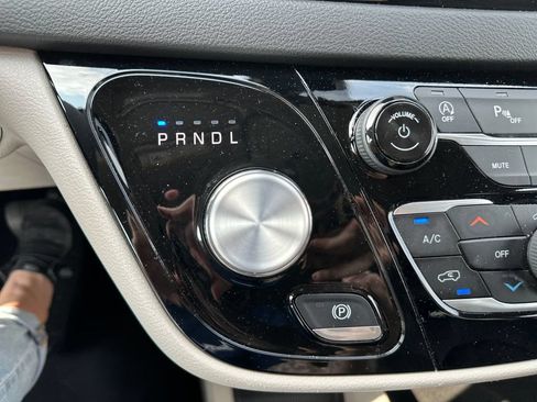 Used 2024 Chrysler Pacifica Touring-L FWD image 25