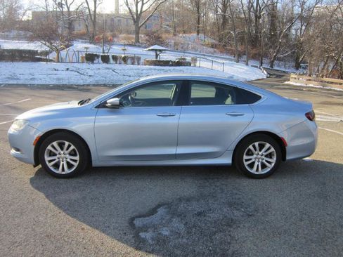 Used 2015 Chrysler 200 Limited w/ Convenience Group image 2