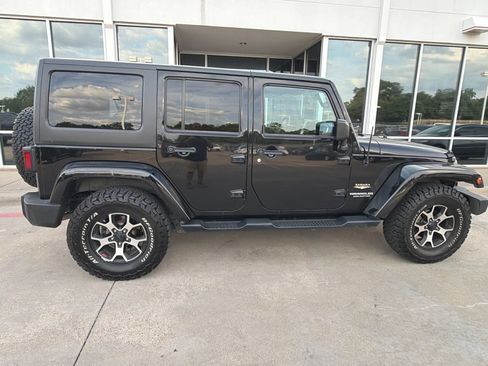 Used 2015 Jeep Wrangler Unlimited Sahara w/ Dual Top Group AWD/4WD image 6