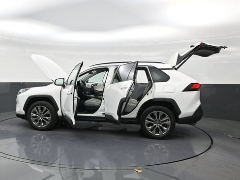 Used 2019 Toyota RAV4 XLE Premium FWD image 30