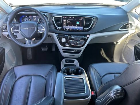 Used 2023 Chrysler Pacifica Touring-L FWD image 29