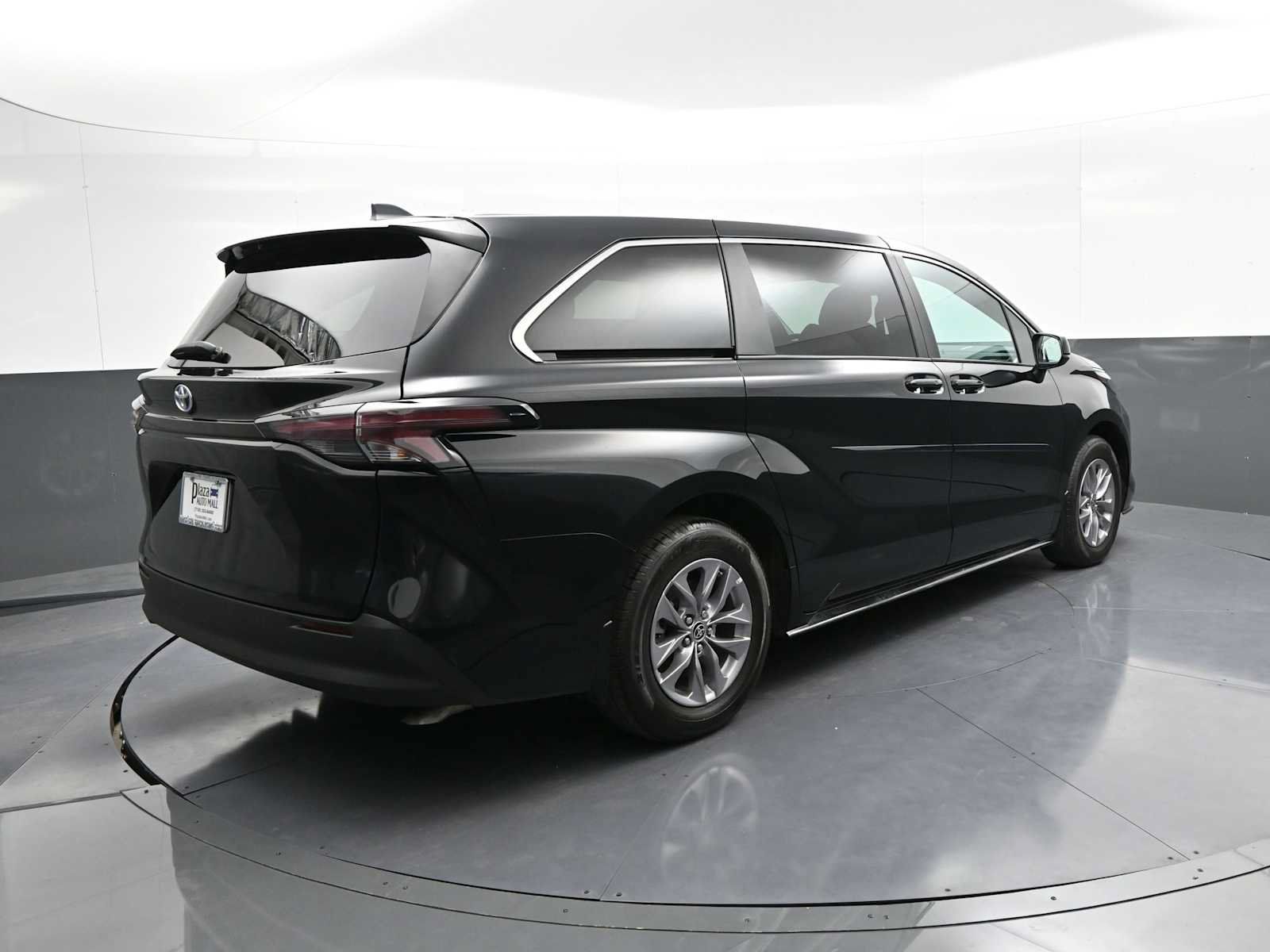 Used 2024 Toyota Sienna LE w/ Protection Package (TMS) AWD/4WD image 6