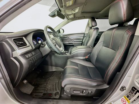 Used 2019 Toyota Highlander SE FWD image 13