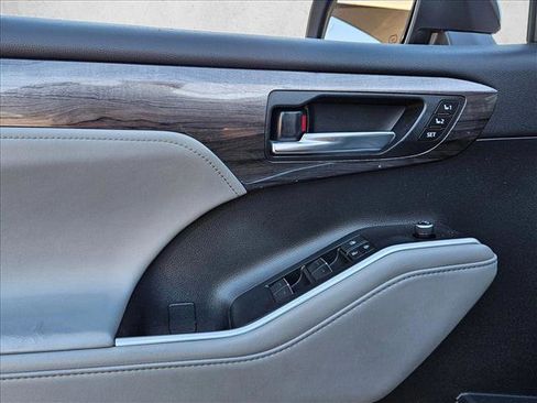 Used 2021 Toyota Highlander Platinum image 9