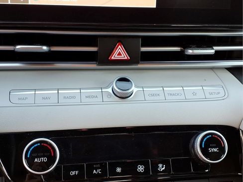 Used 2025 Hyundai Elantra Limited FWD image 6