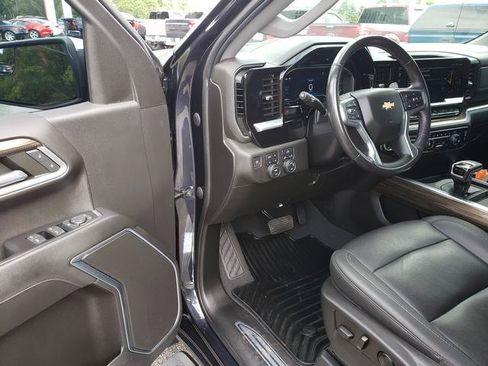 Used 2022 Chevrolet Silverado 1500 LT w/ Z71 Off-Road Package AWD/4WD image 11