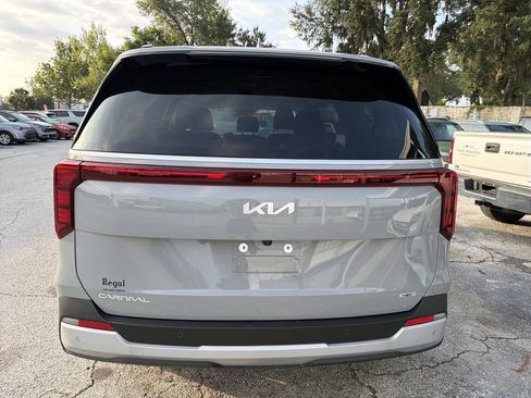 Used 2025 Kia Carnival EX FWD image 8