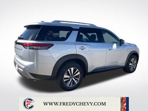 Used 2025 Nissan Pathfinder SL AWD/4WD image 5