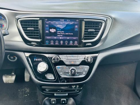 Used 2019 Chrysler Pacifica Touring-L Plus w/ S Appearance Package FWD image 17