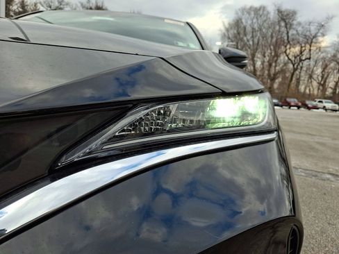 Used 2022 Toyota Venza LE image 9