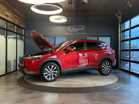 Used 2024 Toyota Corolla Cross XLE w/ Convenience Package AWD/4WD image 25