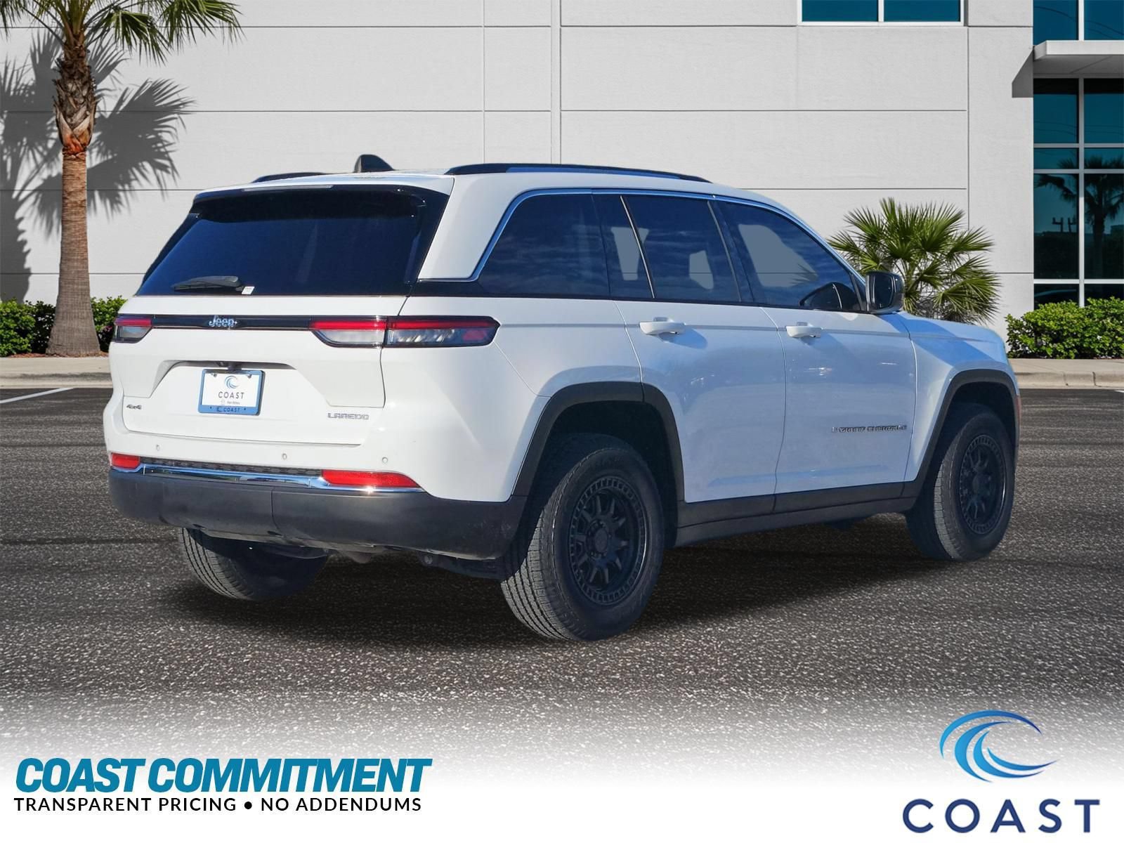 Used 2023 Jeep Grand Cherokee Laredo AWD/4WD image 6