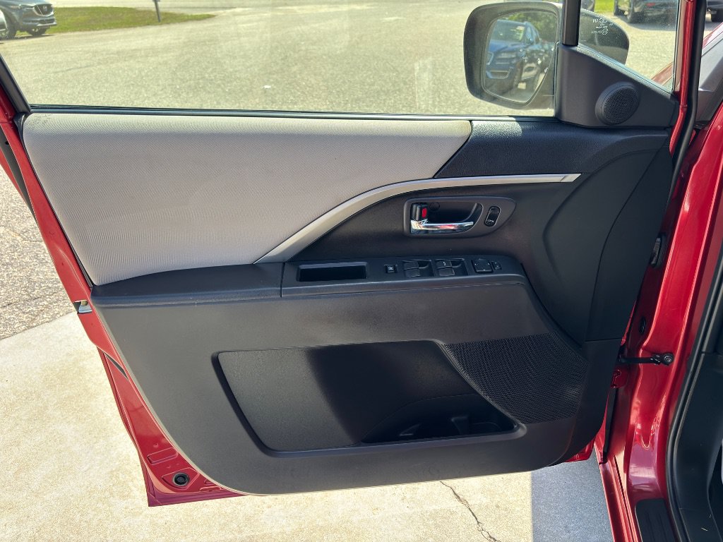 Used 2014 MAZDA MAZDA5 Sport FWD image 18
