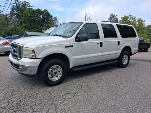 Used 2005 Ford Excursion XLT AWD/4WD image 3