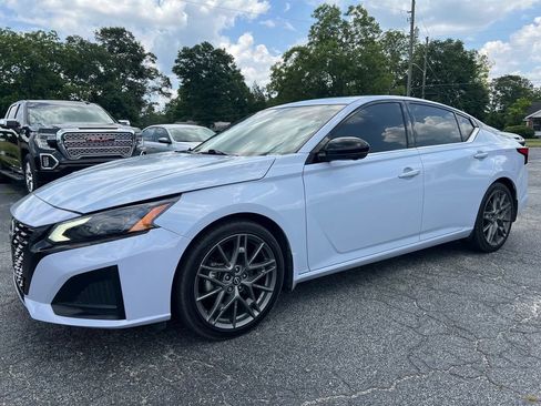 Used 2023 Nissan Altima 2.0 SR FWD image 8