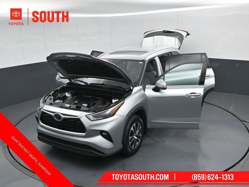Used 2022 Toyota Highlander XLE AWD/4WD image 57