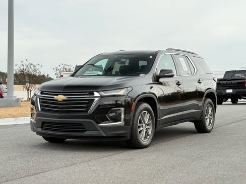 Used 2023 Chevrolet Traverse LT image 2
