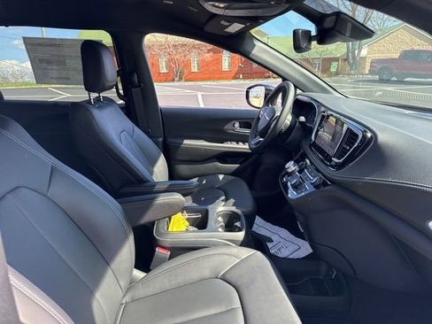 New 2026 Chrysler Pacifica Select image 10
