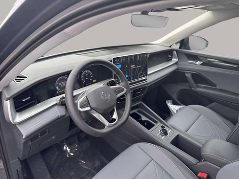 New 2025 Volkswagen Tiguan SE image 4