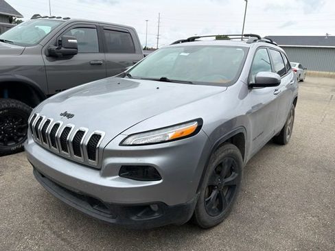 Used 2018 Jeep Cherokee Latitude w/ Altitude Package AWD/4WD image 4