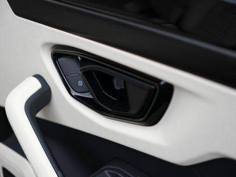 Used 2025 Lamborghini Urus SE image 40