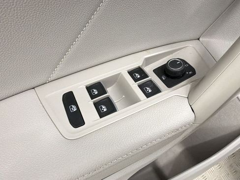 Used 2023 Volkswagen Tiguan SE image 12