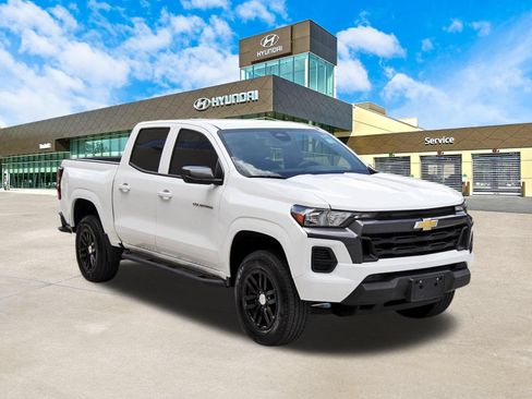 Used 2025 Chevrolet Colorado LT RWD image 3
