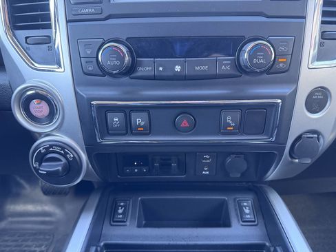 Used 2018 Nissan Titan SV w/ SV Convenience Package image 19
