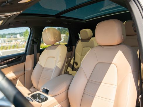 Certified 2022 Porsche Cayenne AWD/4WD image 5