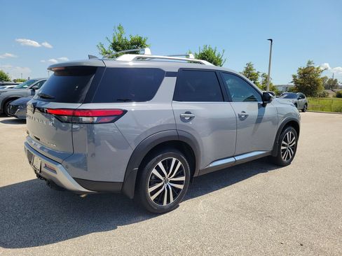 Used 2025 Nissan Pathfinder Platinum FWD image 2