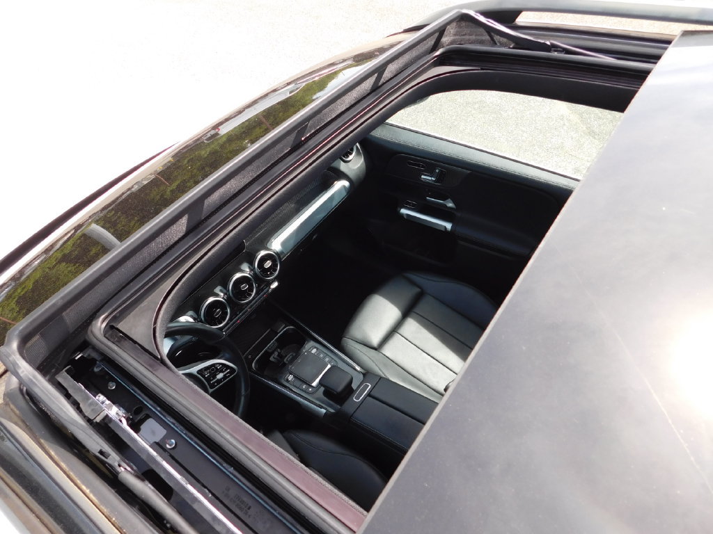 Used 2021 Mercedes-Benz GLB 250 4MATIC w/ Premium Package image 10