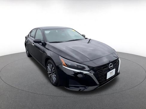 Used 2025 Nissan Altima 2.5 SV FWD image 2