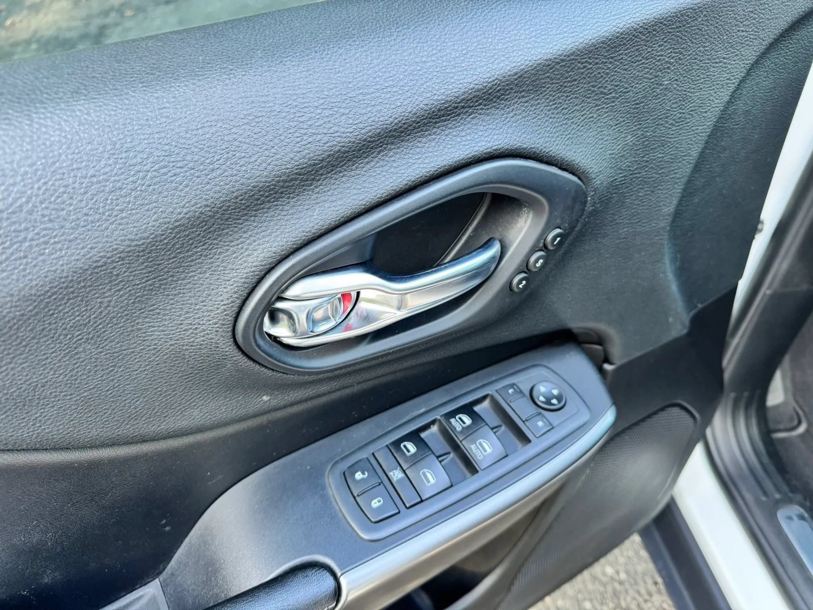 Used 2019 Jeep Cherokee Limited AWD/4WD image 9