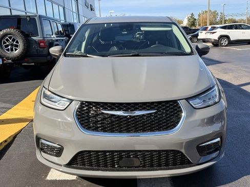 Used 2023 Chrysler Pacifica Touring-L image 2