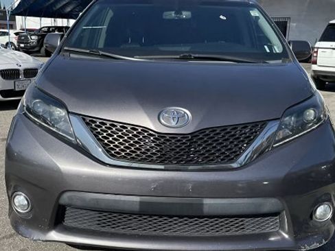 Used 2015 Toyota Sienna SE FWD image 3