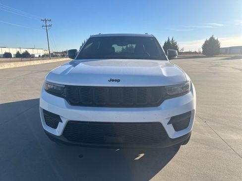 Used 2024 Jeep Grand Cherokee Altitude image 2