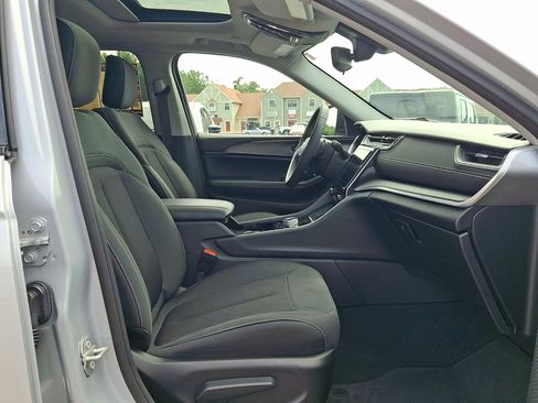 Used 2023 Jeep Grand Cherokee Laredo w/ Luxury Tech Group I AWD/4WD image 13