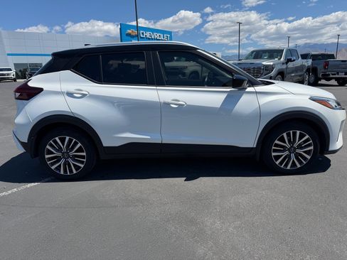 Used 2022 Nissan Kicks SV FWD image 2