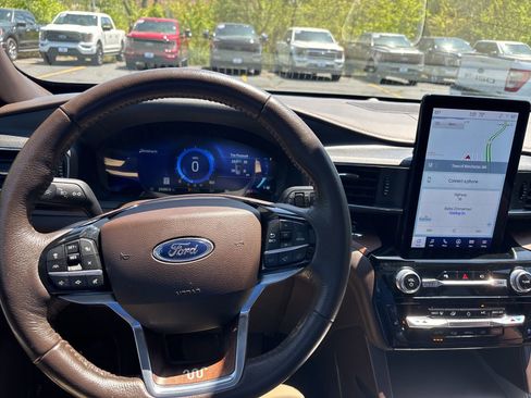 Used 2022 Ford Explorer King Ranch w/ Premium Technology Package image 11