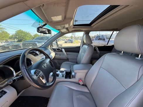 Used 2012 Toyota Highlander SE w/ Tow Pkg FWD image 12